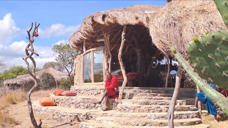 Masai ratnici u tradicionalnoj odeći, običaji  u Masai Lodge-u